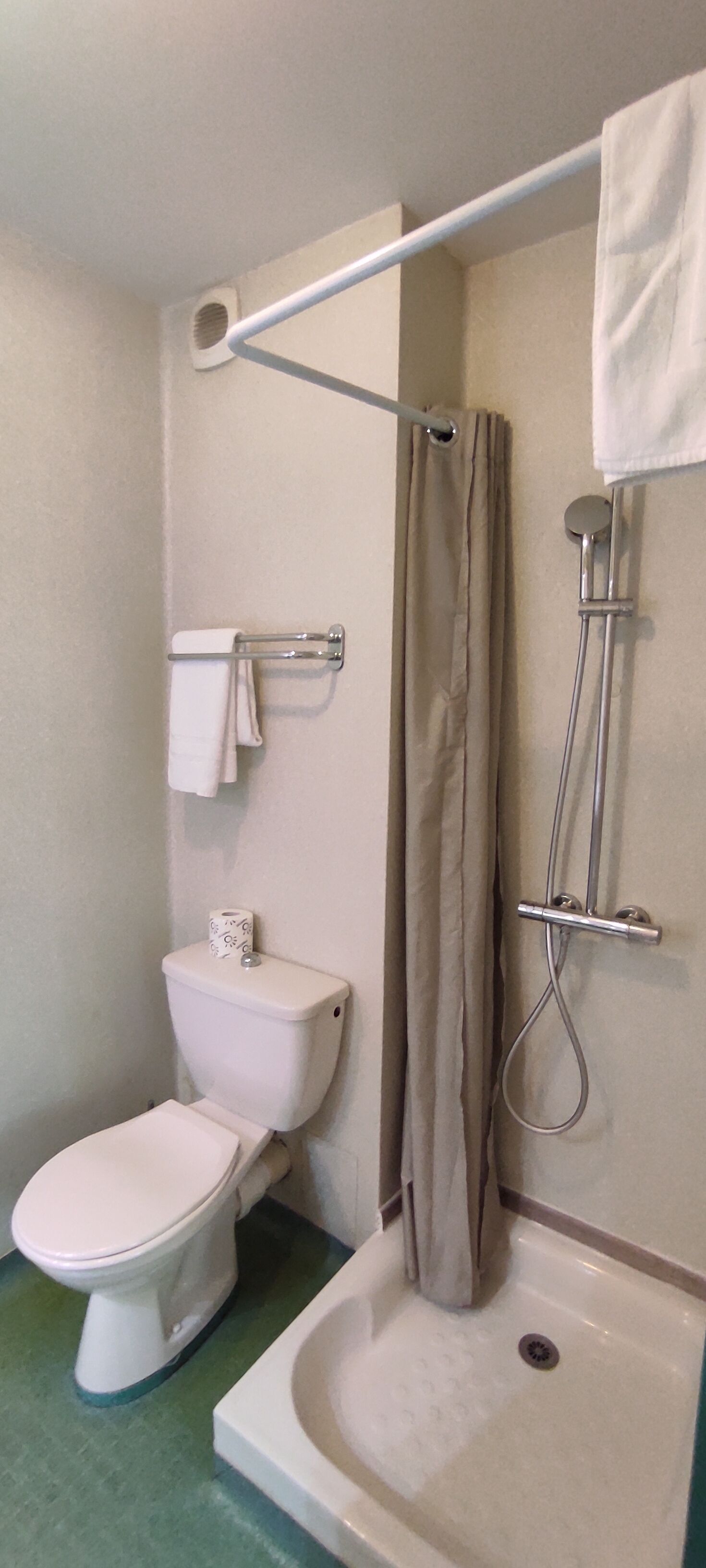 Un baño con inodoro, ducha y bañera.