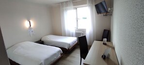 Individually decorated, individually furnished, desk, blackout curtains - Hostellerie du Parc (Labarthe-Inard)