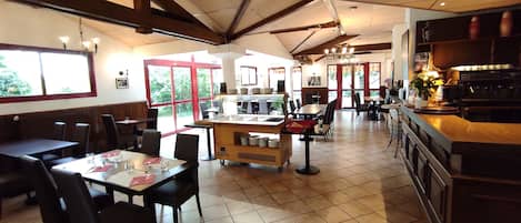 Desayuno continental (EUR 9 por persona)