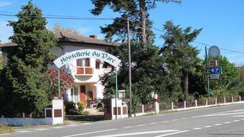Un edificio con un cartello che riporta la scritta "Hostellerie du Parc".
