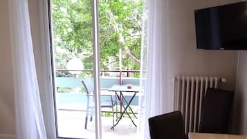 Double Room | Individually decorated, individually furnished, desk, blackout drapes