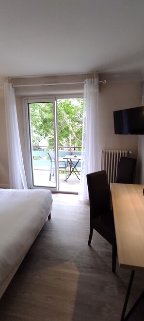 Herbergi með tvíbreiðu rúmi | Sérhannaðar innréttingar, sérvalin húsgögn, skrifborð