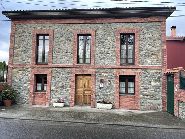 Vista frontal de la propiedad