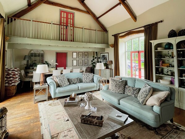 TV connectée, cheminée, lecteur de DVD, table de tennis de table