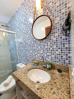 Family Studio | Bathroom | Shower, rainfall showerhead, hair dryer, towels - Solar João Fernandes (Búzios)