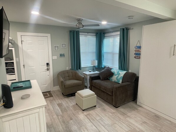 Smart TV, computer monitors - Madeira Beach Condo Steps from the Gulf (Madeira Beach)