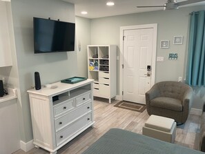 1 bedroom, desk, iron/ironing board, free WiFi - Madeira Beach Condo Steps from the Gulf (Madeira Beach)