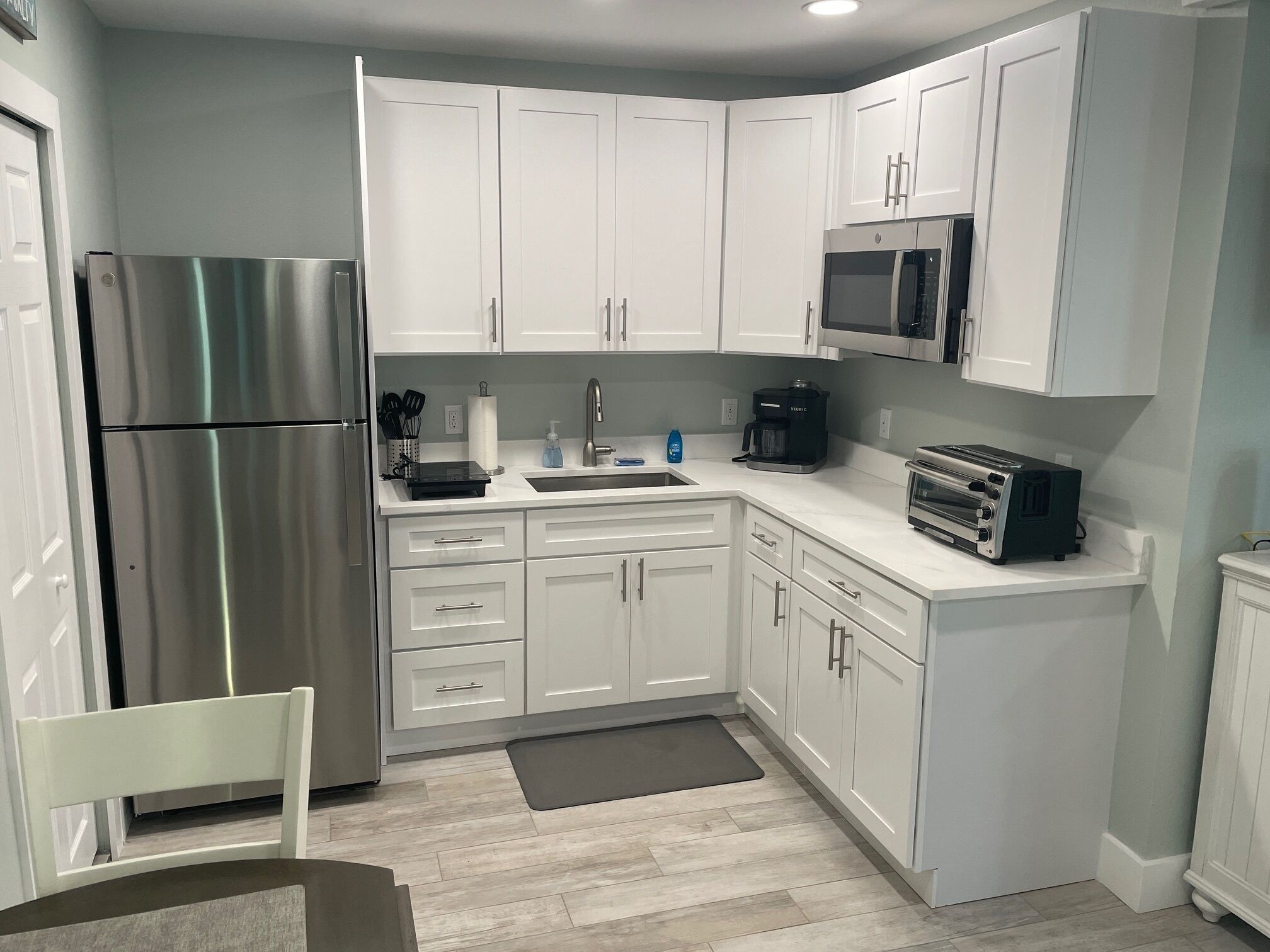 Kühlschrank, Mikrowelle, Herdplatte, Wasserkocher mit Kaffee-/Teezubehör