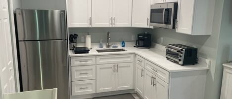 Kylskåp, mikrovågsugn, spishäll och kaffe- och tebryggare