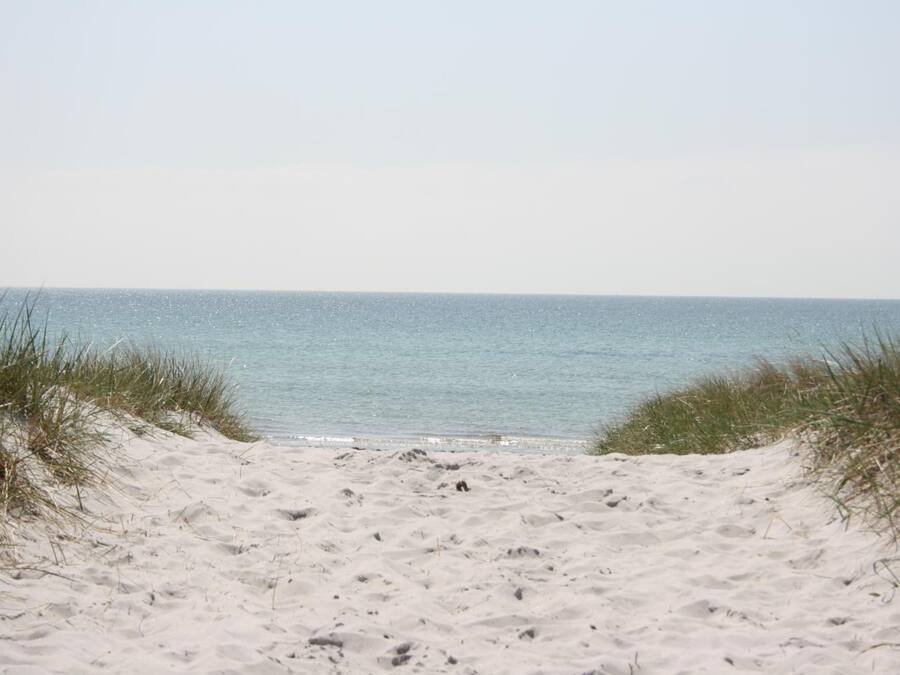 Beach nearby, white sand, beach bar