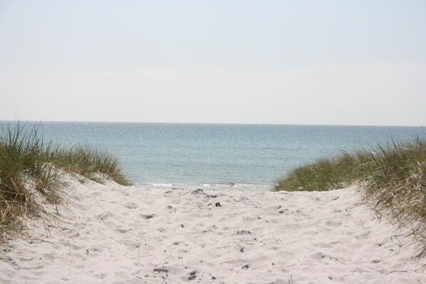 Vlak bij het strand, wit zand, een strandbar