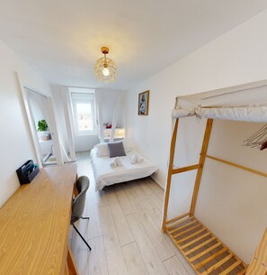 3 bedrooms, desk, iron/ironing board, free WiFi