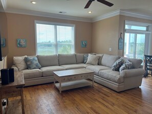 Flat-screen TV, Hulu, streaming services