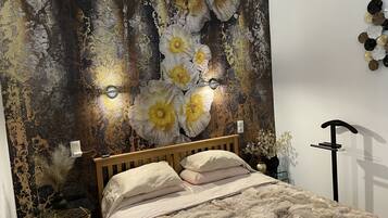 1 camera, una cassaforte in camera, una scrivania, ferro/asse da stiro