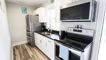 Frigorífico, microondas, horno y placa de cocina