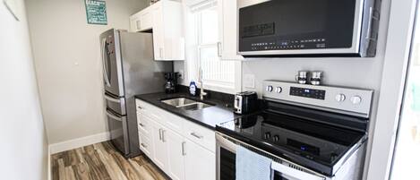 Réfrigérateur, four à micro-ondes, un four, surface de cuisson