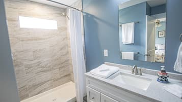 Douche, serviettes fournies, papier toilette