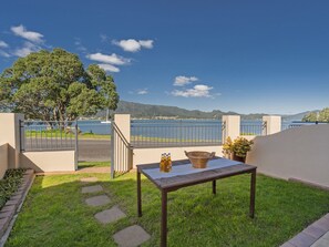 Outdoor dining - Tairua Waterfront Retreat - Tairua Apartment (Tairua)