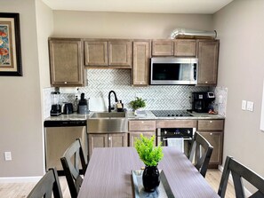 Fridge, microwave, oven, stovetop - Nice house with king bed 25min to Niagara falls (Buffalo)