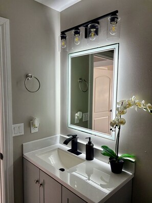 Unclassified image, 3 of 35, button - Nice house with king bed 25min to Niagara falls (Buffalo)