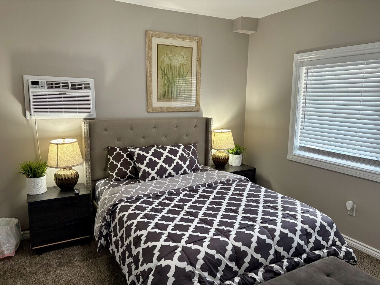 3 habitaciones, tabla de planchar con plancha, wifi y ropa de cama 