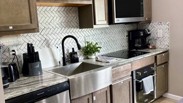 Refrigerador, microondas, horno y parrilla de estufa