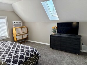 Unclassified image, 4 of 35, button - Nice house with king bed 25min to Niagara falls (Buffalo)