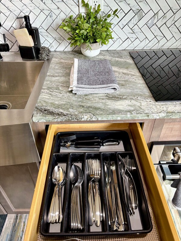 Réfrigérateur, four à micro-ondes, un four, surface de cuisson