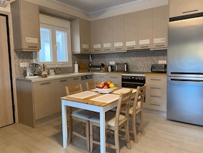 Refrigerador, microondas, horno, placa de cocina