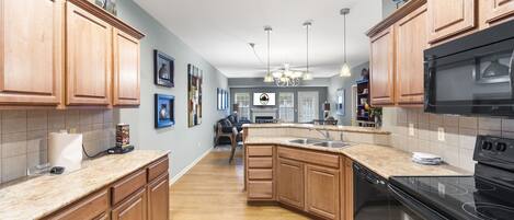 Kylskåp, mikrovågsugn, ugn och spishäll