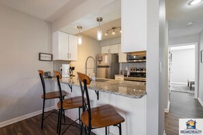 Een koelkast, een magnetron, een oven, een kookplaat