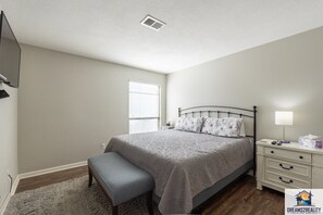 1 غرفة نوم ومكواة/لوح كي وواي فاي مجانًا وملاءات أسرّة