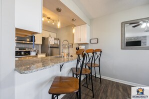 Jääkaappi, mikroaaltouuni, uuni, liesi