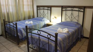 Habitación cuádruple básica | Muebles diferentes