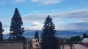 A view of a mountain with a snow-capped peak and a clear sky. - Villas Tonantzintla (San Andrés Cholula)