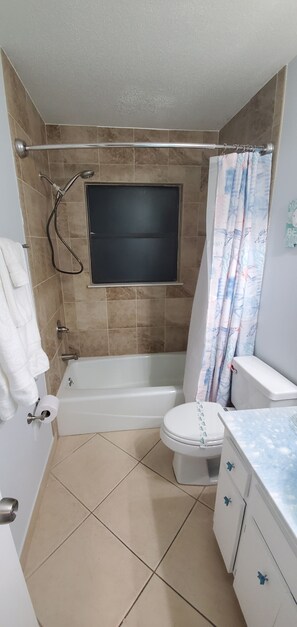 A bathroom with a bathtub, toilet, and sink. - WALK TO BEACH ACCESS! DOG FRIENDLY! UNIT 2A (Englewood)