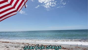 Plage à proximité, chaises longues, serviettes de plage