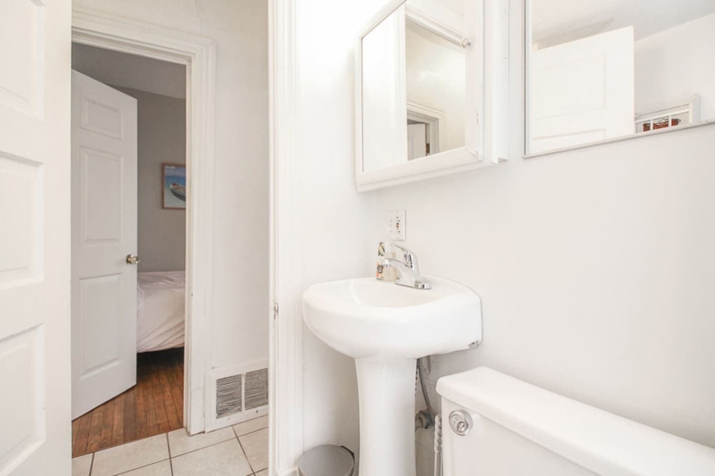 Combined shower/tub, hair dryer, towels