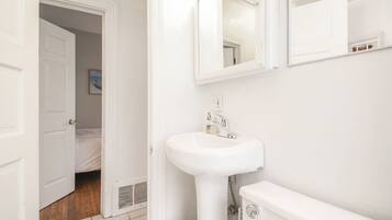 Tina con regadera, secadora de cabello, toallas