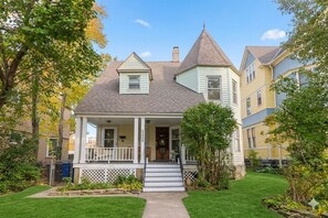 Exterior - Walk to Dining, Bars & Transit! (Cleveland)