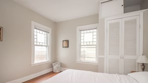 Room - Walk to Dining, Bars & Transit! (Cleveland)