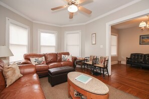 TV, books - Walk to Dining, Bars & Transit! (Cleveland)