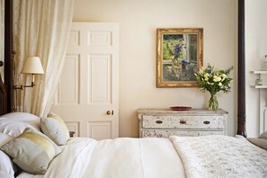 9 bedrooms, iron/ironing board, WiFi, bed sheets - Grade II Listed Regency House (Tetbury)