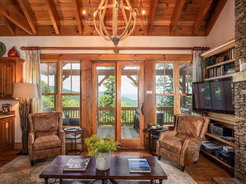 Luxury Cottage-Amazing Views, Hot Tub, Game Room, Blue Ridge Mountain Club