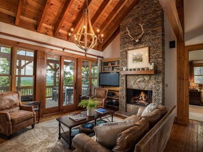 Smart TV, chimenea, reproductor de DVD, futbolito