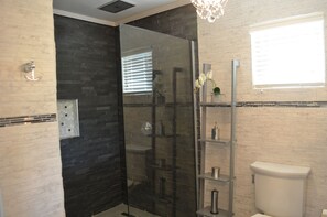 Douche, sèche-cheveux, savon, shampoing