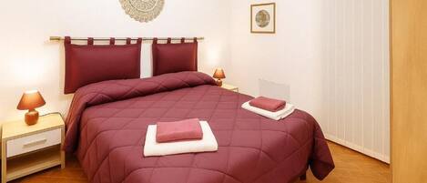 1 bedroom, desk, WiFi, bed sheets