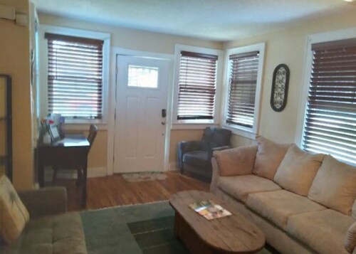 Cozy 3 bedroom cottage. minutes from everything