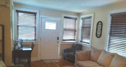 Cozy 3 bedroom cottage. minutes from everything