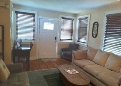 Cozy 3 bedroom cottage. minutes from everything